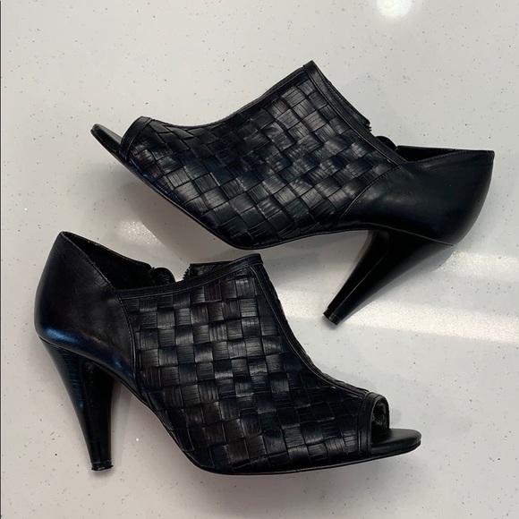 ANTONIO MELANI Shoes - EUC Antonio Melani Black Dress Booties Sz 8